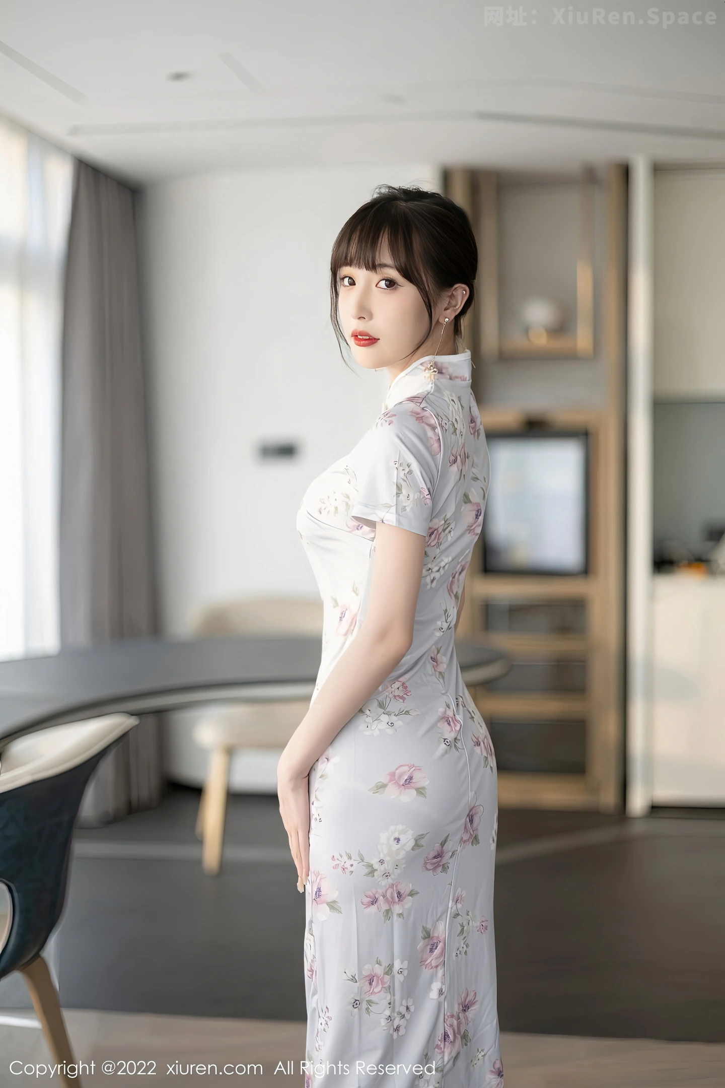 图片[4]-[XiuRen秀人网] VOL.5757 模特林星阑白色图案旗袍露浅色蕾丝内衣配白丝袜甜美迷人写真90P-秀人网官方网站